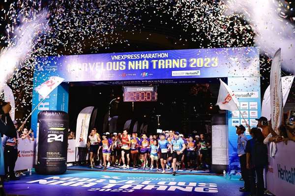 Các VĐV xuất phát tại giải VnExpress Marathon Nha Trang 2023