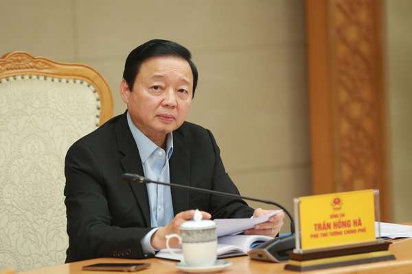 Phó Thủ tướng Trần Hồng Hà nhấn mạnh trách nhiệm của các bộ trưởng, trưởng ngành trong rà soát, sửa đổi, bổ sung văn bản quy phạm pháp luật có liên quan đến thực hiện Đề án 06 - Ảnh: VGP