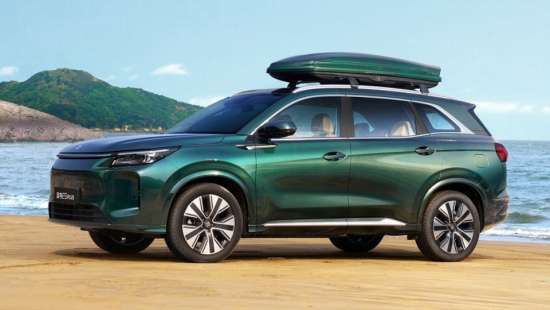 Bất ngờ SUV 7 chỗ "chất" hơn Toyota Fortuner, tiêu thụ chưa tới 1 lít xăng/100 km, giá gần 500 triệu đồng