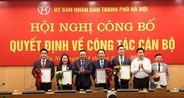 Chủ tịch UBND TP Hà Nội Trần Sỹ Thanh trao quyết định cho các lãnh đạo sở, ngành.