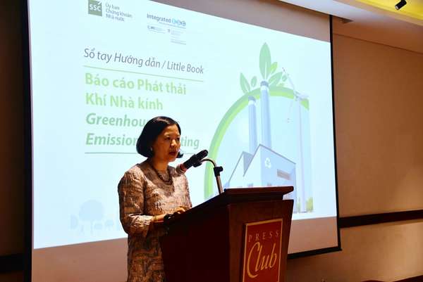 Bà Nguyễn Thiên Hương, phụ trách chương trình Tư vấn phát triển bền vững của IFC phát biểu tại buổi ra mắt Sổ tay