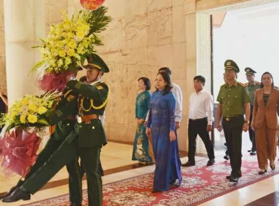 Phó Chủ tịch nước Võ Thị Ánh Xuân dâng hương tại Đền thờ Chủ tịch Hồ Chí Minh ở Pác Bó