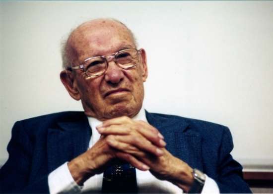 Triết lý thành công của Peter Drucker với câu nói "Cách tốt nhất để dự đoán tương lai là tạo ra nó"