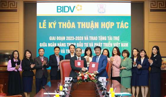 BIDV và Trường Đại học Y Hà Nội ký kết thỏa thuận hợp tác giai đoạn 2023-2028 và trao tài trợ