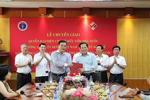 Chủ tịch Hội đồng Thành viên SCIC Nguyễn Chí Thành nhận bàn giao Vinapharm từ lãnh đạo Bộ Y tế sang SCIC - Ảnh: SCIC