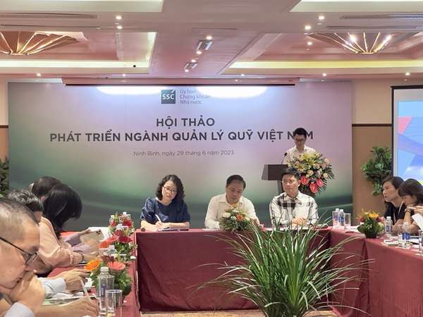 Phó Chủ tịch Ủy ban Chứng khoán Nhà nước Lương Hải Sinh và lãnh đạo các đơn vị tại Hội thảo.