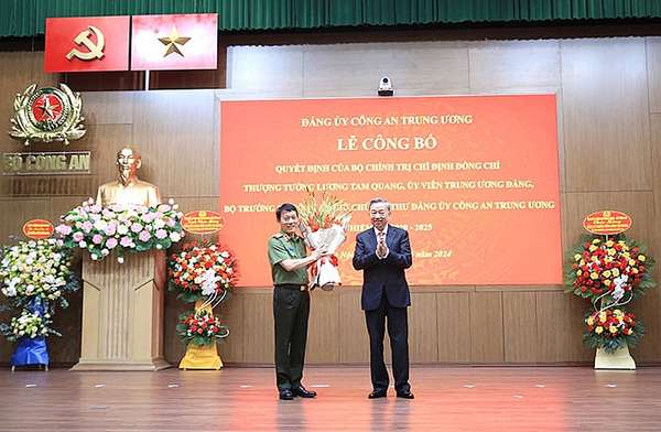 Chủ tịch nước Tô Lâm chúc mừng Bộ trưởng Lương Tam Quang được Bộ Chính trị chỉ định giữ chức Bí thư Đảng ủy Công an Trung ương, nhiệm kỳ 2020 - 2025.