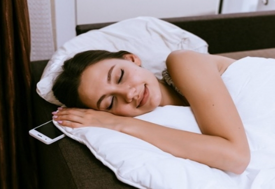 Khi ngủ nên để điện thoại ở chế độ nào, cách xa bao nhiêu là an toàn?