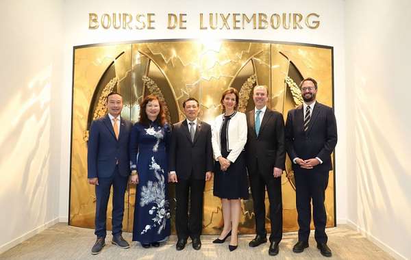 Bộ trưởng Hồ Đức Phớc chụp ảnh lưu niệm cùng các thành viên Đoàn công tác và Lãnh đạo Sở GDCK Luxembourg