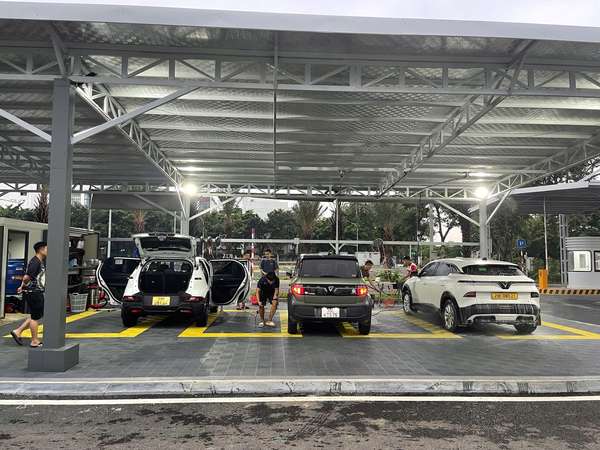 Chủ xe VinFast đến sạc có thể tranh thủ rửa xe và sử dụng nhiều dịch vụ khác