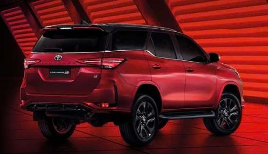 Giá xe Toyota Fortuner "rẻ xả kho", thách thức các đối thủ SUV cỡ D