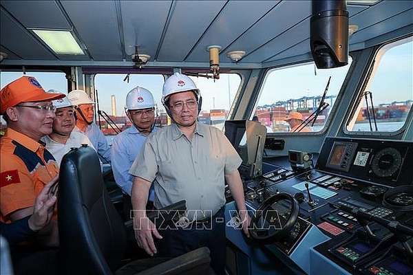 Thủ tướng Phạm Minh Chính thăm lực lượng cứu hộ tại Cảng quốc tế Tân Cảng - Cái Mép (TCIT). Ảnh: Dương Giang/TTXVN