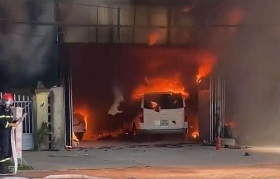 Quảng Ninh: Cháy xưởng sửa xe, nhiều ô tô bị thiêu rụi