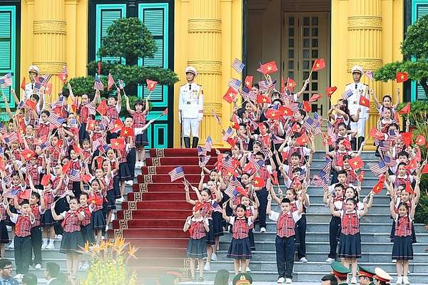 Các cháu thiếu nhi Thủ đô Hà Nội chào đón Tổng thống Hoa Kỳ Joe Biden và các thành viên trong Đoàn. Ảnh VGP/Nhật Bắc