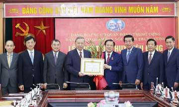 Tổng Bí thư trao Huy hiệu 45 năm tuổi Đảng cho đồng chí Phan Đình Trạc