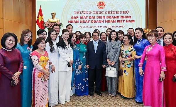 Thủ tướng Phạm Minh Chính và các doanh nhân (Ảnh: VGP/Nhật Bắc)