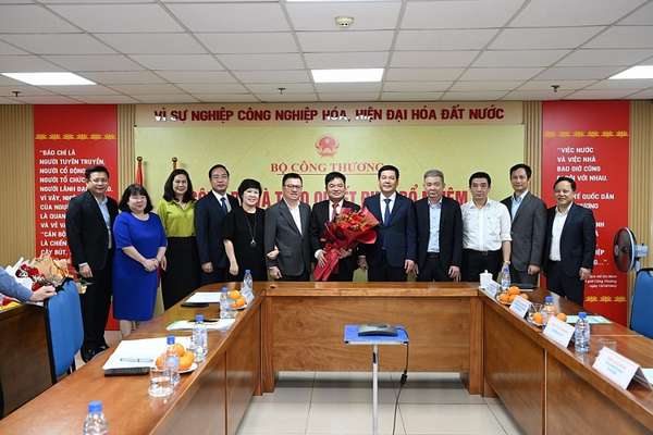 Bộ trưởng Nguyễn Hồng Diên cùng đại diện các đơn vị tặng hoa chúc mừng tân Tổng biên tập Báo Công Thương