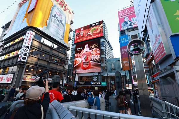Tương ớt Chin-su xuất hiện hoành tráng tại khu phố ẩm thực sôi động Dotonbori, Osaka (1) (1) (1)