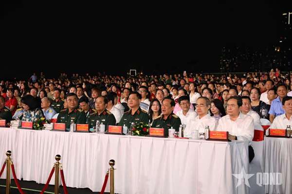 'Dưới cờ vinh quang': Kết nối quá khứ, hiện tại, tương lai trong xúc cảm và tự hào- Ảnh 6. 'Dưới cờ vinh quang': Kết nối quá khứ, hiện tại, tương lai trong xúc cảm và tự hào- Ảnh 6.