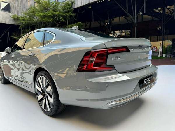 Volvo ra mắt mẫu sedan hạng sang với mức tiêu thụ xăng ít hơn xe máy