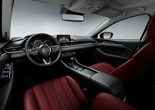 Giá xe Mazda6 mới nhất ngày 22/12: Loạt ưu đãi khủng, Toyota Camry ‘đứng ngồi không yên’
