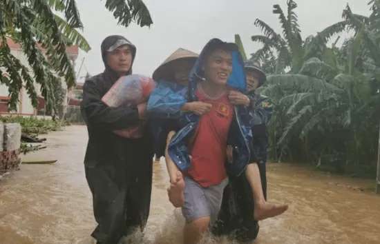 Trong bão lũ, tình người luôn tỏa sáng