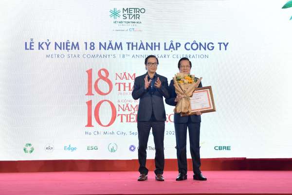Đại diện Công ty Metro Star nhận bằng khen “Doanh nghiệp đã có thành tích xuất sắc trong hoạt động kinh doanh, góp phần tích cực vào phong trào thi đua của Hiệp hội Doanh nghiệp Thành phố giai đoạn 2005 – 2023”
