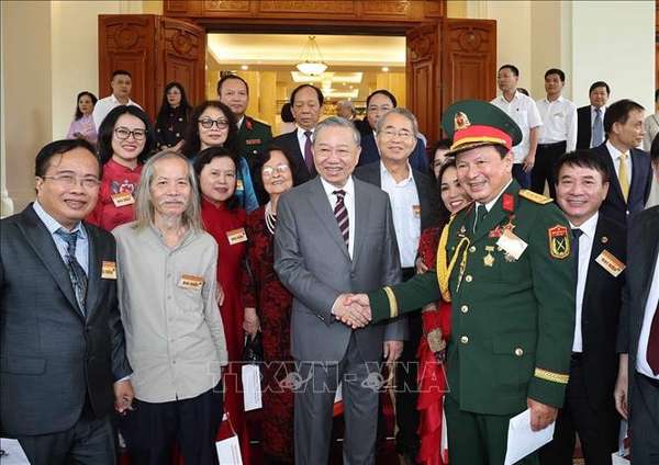 Tổng Bí thư: Trí thức, nhà khoa học, văn nghệ sĩ tiếp tục là lực lượng tiên phong mở đường cho dân tộc tiến lên mạnh mẽ- Ảnh 4. Tổng Bí thư: Trí thức, nhà khoa học, văn nghệ sĩ tiếp tục là lực lượng tiên phong mở đường cho dân tộc tiến lên mạnh mẽ- Ảnh 4.