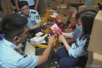 Hà Nội: Đột kích kho nước hoa khủng không rõ nguồn gốc