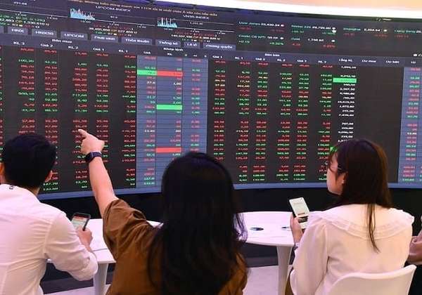 Cổ phiếu trụ suy yếu, VN-Index lùi về 1.313 điểm phiên sáng 26/5