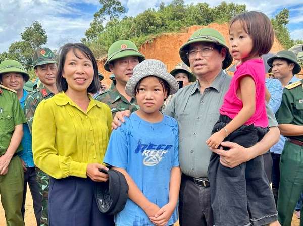 Thủ tướng tới Điện Biên, thăm hỏi người dân, chỉ đạo khắc phục hậu quả thiên tai nặng nề- Ảnh 7. Thủ tướng tới Điện Biên, thăm hỏi người dân, chỉ đạo khắc phục hậu quả thiên tai nặng nề- Ảnh 7.