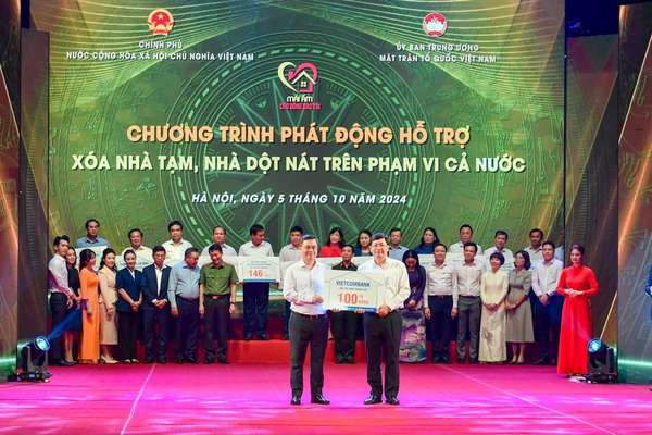 20241005_ndt_trao-tang-100-ty-xoa-nha-tam_anh-2.jpg