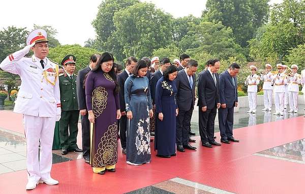 Đoàn đại biểu Thành ủy, HĐND, UBND thành phố Hà Nội tưởng niệm các Anh hùng liệt sĩ - Ảnh: VGP/Nhật Bắc