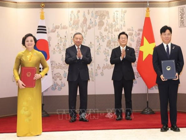 Tổng Bí thư Tô Lâm chứng kiến lễ trao các văn kiện hợp tác Việt Nam - Hàn Quốc- Ảnh 1.