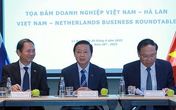 Phó Thủ tướng Trần Hồng Hà đề nghị các doanh nghiệp Hà Lan trực tiếp làm việc với doanh nghiệp Việt Nam, cũng như các bộ, ngành để trao đổi, chia sẻ thẳng thắn và đề xuất được những ý tưởng hợp tác đầu tư kinh doanh để triển khai trong giai đoạn tới - Ảnh: VGP/Minh Khôi