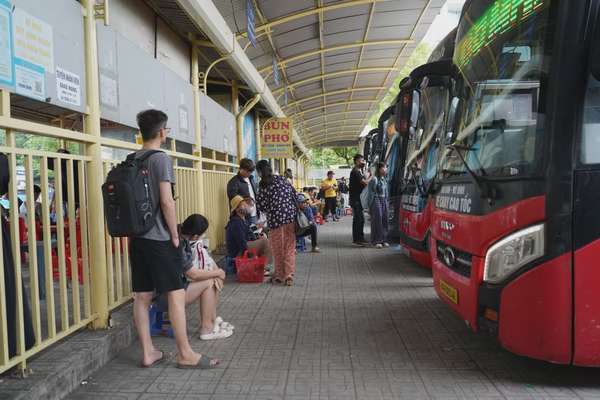 Bến xe Hà Nội chật kín phương tiện đưa người dân về Hà Nội: Người dân chen chân xếp hàng đón xe về quê nghỉ lễ 30/4