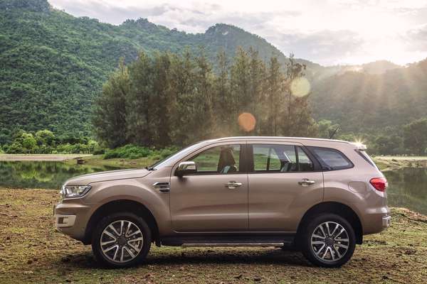 1100-xe-ford-everest