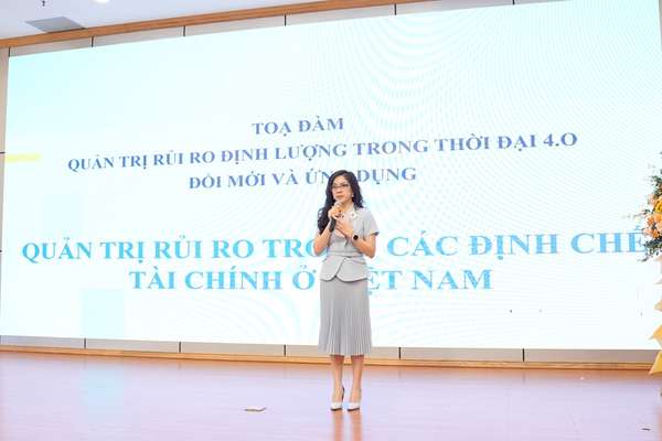 Bà Nguyễn Thị Thùy Linh chia sẻ về xu hướng quản trị rủi ro hiện đại với sự tích hợp của nhiều công nghệ như AI và các yếu tố văn hoá, xã hội. 