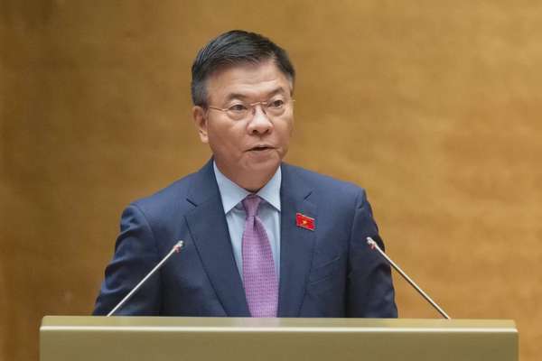 Phó Thủ tướng Lê Thành Long, thừa ủy quyền của Thủ tướng Chính phủ, đã trình bày Tờ trình Dự án Luật sửa đổi, bổ sung một số điều của Luật Chất lượng sản phẩm, hàng hóa trong khuôn khổ Kỳ họp thứ 9, Quốc hội khóa XV