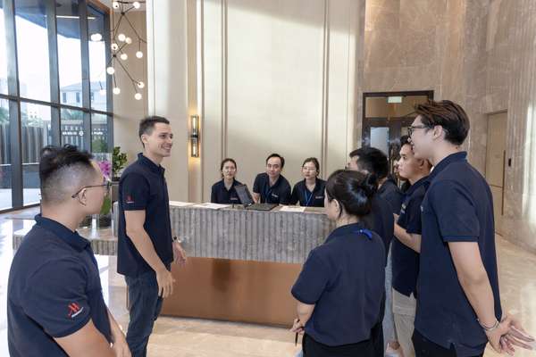 Nhằm đáp ứng trải nghiệm sống chuẩn khách sạn 5 sao, các quản gia Marriott tại Grand Marina Saigon được đào tạo hơn 250 giờ bồi dưỡng chuyên môn mỗi năm.