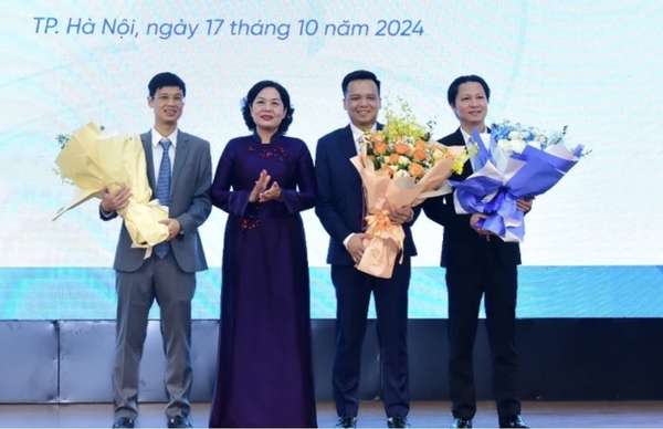 Thống đốc Nguyễn Thị Hồng chúc mừng thành viên HĐQT và Tổng Giám đốc của Vietibank (Ảnh: SBV)