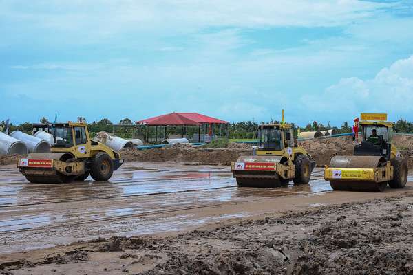 Thủ tướng kiểm tra công trường, chỉ đạo thông tuyến 2 dự án cao tốc tại ĐBSCL vào 19/12/2025- Ảnh 9. Thủ tướng kiểm tra công trường, chỉ đạo thông tuyến 2 dự án cao tốc tại ĐBSCL vào 19/12/2025- Ảnh 9.