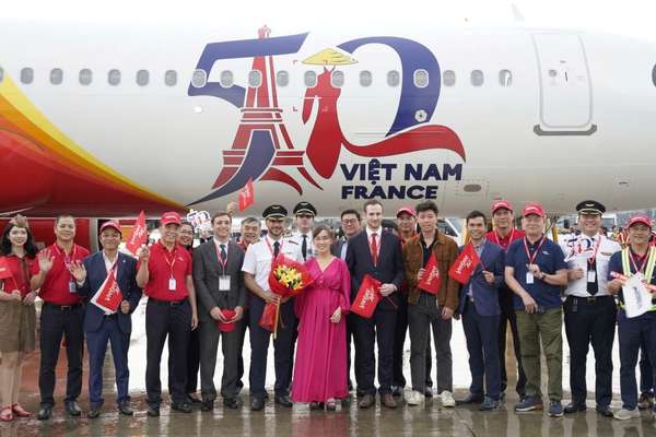 Vietjet đón tàu bay A321 mang hình ảnh biểu tượng kỷ niệm 50 năm quan hệ ngoại giao Việt Nam - Pháp tại sân bay Tân Sơn Nhất. Ảnh: T.L