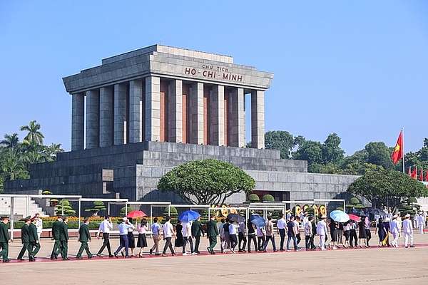 Đông đảo người dân và các lực lượng vũ trang vào Lăng viếng Chủ tịch Hồ Chí Minh - Ảnh: VGP/Nhật Bắc