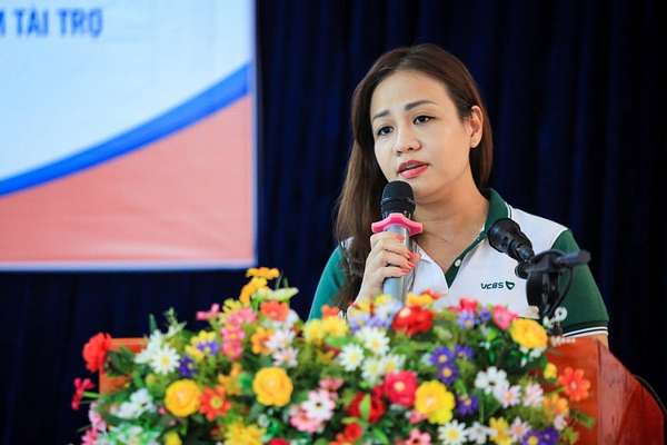 Đại diện VCBS – Bà Lê Ngọc Hiếu - Phó Giám đốc VCBS CN.Hồ Chí Minh phát biểu tại buổi lễ  (Ảnh: Nhật Thịnh - Phóng viên Báo Thanh Niên)