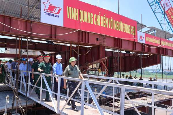 Thủ tướng kiểm tra tiến độ cầu Phong Châu, chỉ đạo triển khai tuyến cao tốc mới tại Phú Thọ- Ảnh 2. Thủ tướng kiểm tra tiến độ cầu Phong Châu, chỉ đạo triển khai tuyến cao tốc mới tại Phú Thọ- Ảnh 2.