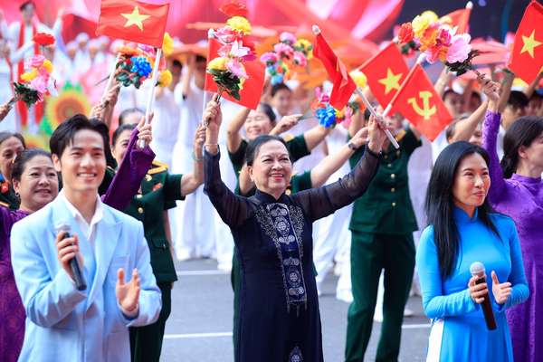 Kỷ niệm trọng thể 50 năm Giải phóng miền Nam, thống nhất đất nước- Ảnh 11. Kỷ niệm trọng thể 50 năm Giải phóng miền Nam, thống nhất đất nước- Ảnh 11.
