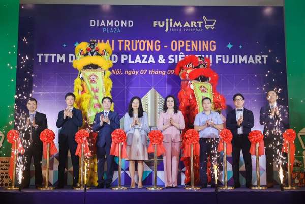 Các đại biểu cắt băng khai trương trung tâm thương mại cao cấp Diamond Plaza và siêu thị FujiMart