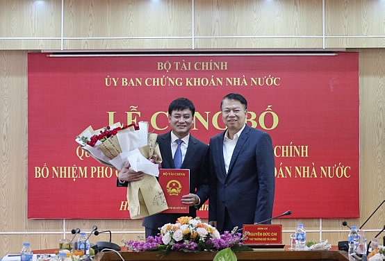 Thứ trưởng Bộ Tài chính Nguyễn Đức Chi trao Quyết định bổ nhiệm đồng chí Hoàng Văn Thu giữ chức vụ Phó Chủ tịch UBCKNN