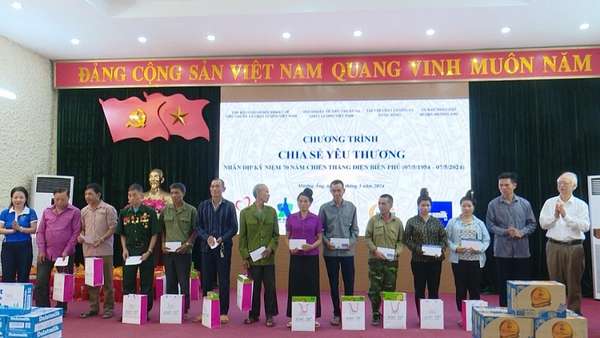 Tân Hiệp Phát trao tặng 100 suất quà tiền mặt trị giá 100 triệu đồng cùng nhiều sản phẩm trà thanh nhiệt Dr Thanh cho các cựu chiến binh